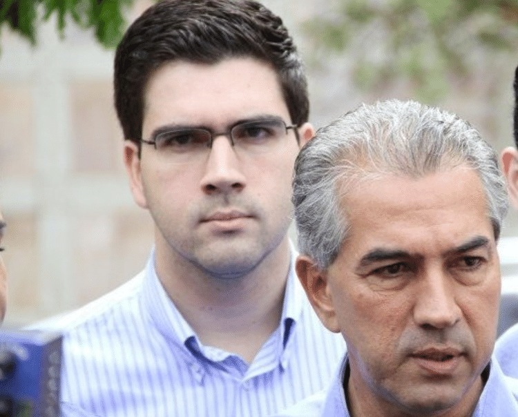 Rodrigo Souza e Silva (ao fundo), filho do atual governador do MS, Reinaldo Azambuja (em primeiro plano na foto) - Reprodução - Reprodução