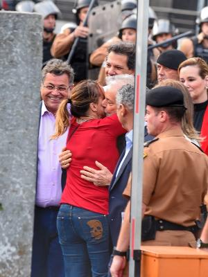 O ex-presidente Lula abraça a filha Lurian ao deixar a prisão em Curitiba  - Denis Ferreira Netto/Estadão Conteúdo - Denis Ferreira Netto/Estadão Conteúdo