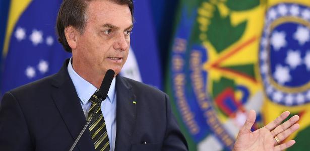 O então presidente Jair Bolsonaro discursa em evento com militares no Planalto