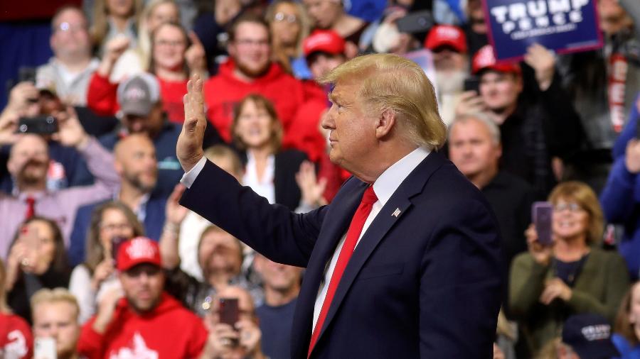 O presidente americano, Donald Trump, acena para apoiadores em evento de campanha em Iowa - Leah Millis/Reuters