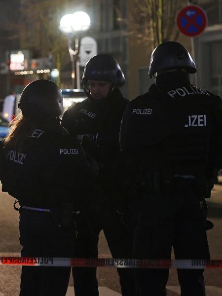 Policiais isolam área próxima à praça onde ocorreu um tiroteio em Hanau, na Alemanha - Reuters/Kai Pfaffenbach