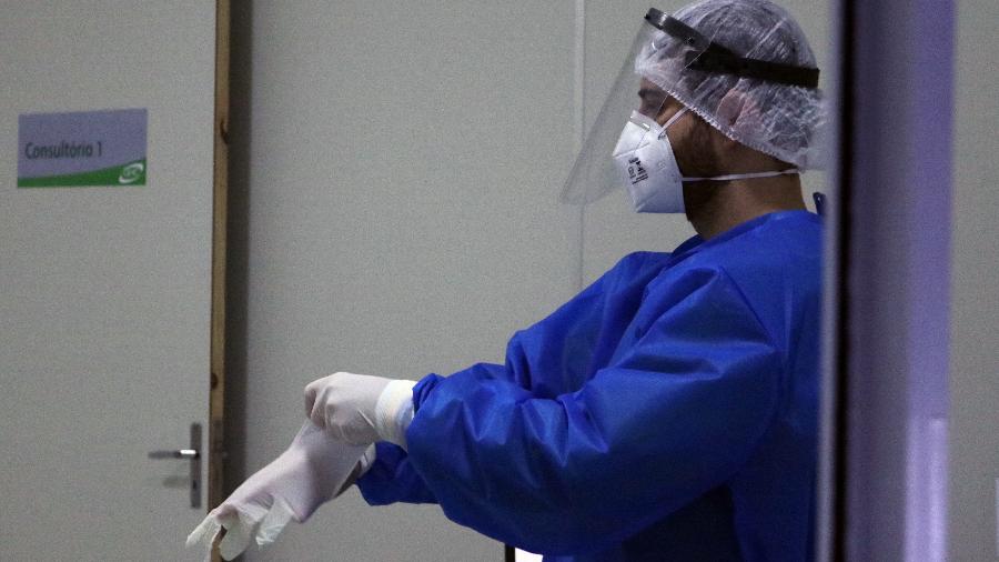 Médico preparando-se para pré-atendimento de teste, na central de triagem de coronavírus do Grupo Hospital Conceição, em Porto alegre (RS) - MIGUEL NORONHA/FUTURA PRESS/ESTADÃO CONTEÚDO