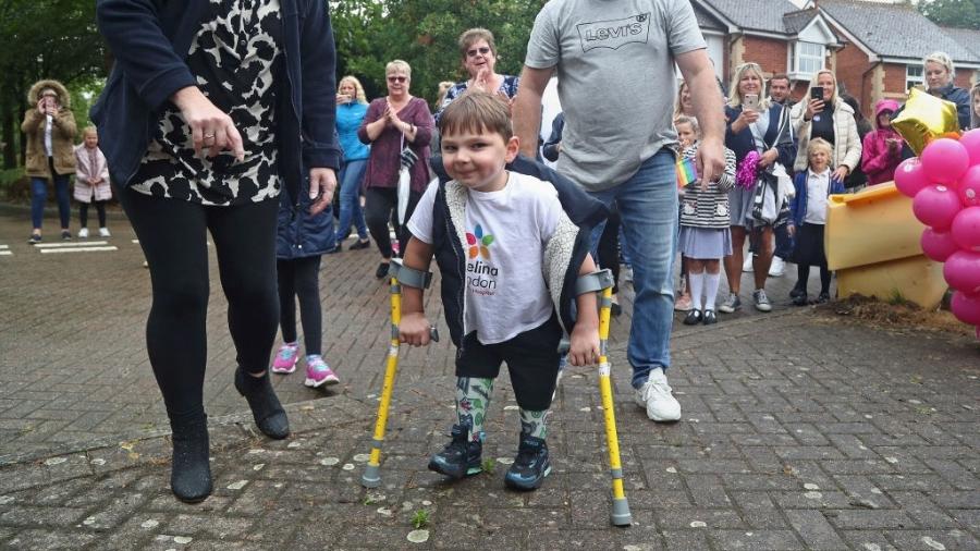 30.jun.2020 - Ao lado dos pais, Tony Hudgell, que usa próteses após perder as pernas, completa caminhada de 10 km - PA Images via Getty Images