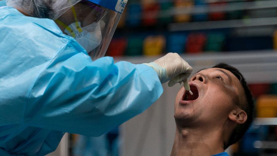 Profissional de saúde colhe amostra para exame de detecção de coronavírus em Hong Kong - 