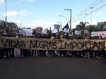 Manifestantes invadem Carrefour em SP durante protesto contra morte no RS -  20/11/2020 - UOL Notícias