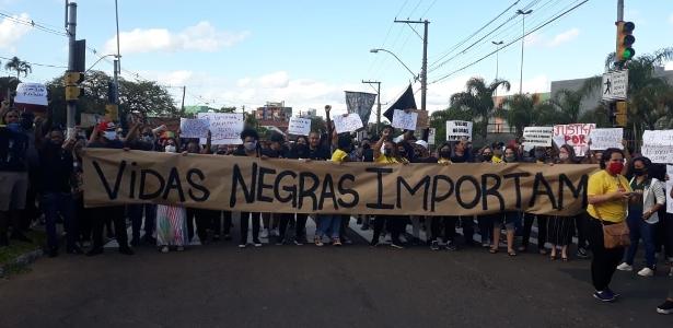 Manifestação em frente à loja do Carrefour em Porto Alegre (RS) onde João Alberto Silveira Freitas, 40, foi espancado até a morte