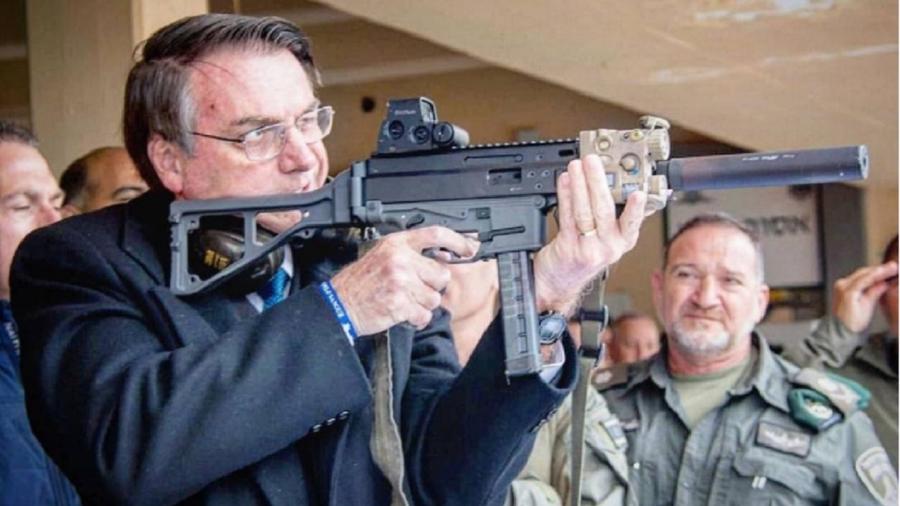 Bolsonaro faz mira com arma de fogo em Israel: "povo armado jamais será escravizado". É o projeto "armas para todos" -  Reprodução/Instagram