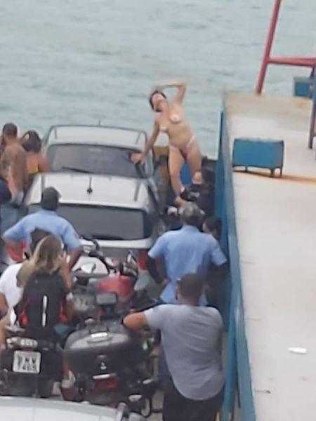 Mulher faz topless durante travessia de balsa no litoral de São Paulo - Reprodução/Facebook
