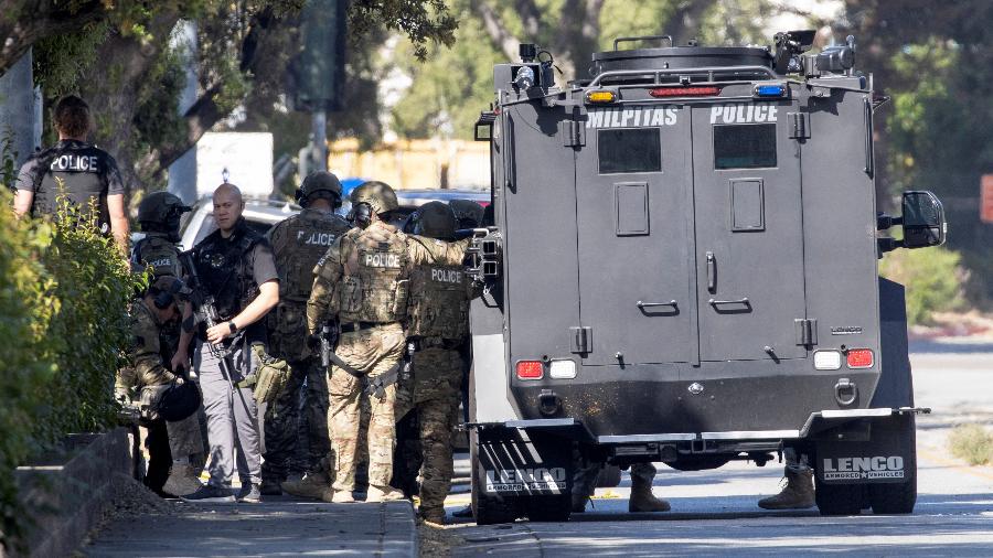 Policiais isolam local onde um tiroteio deixou ao menos oito mortos em San Jose, na Califórnia (EUA) - Peter da Silva/Reuters
