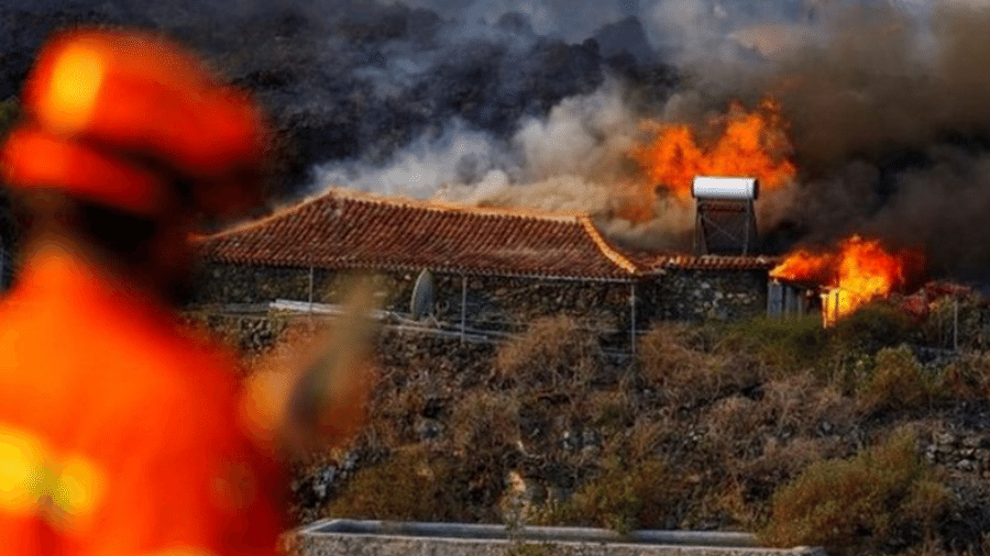 Casa sendo destruída pelo fogo em La Palma - REUTERS