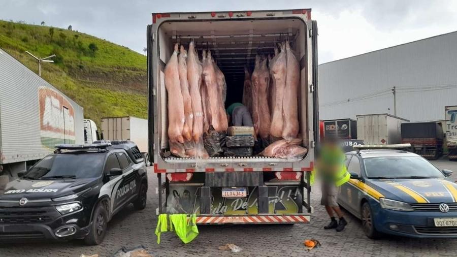 Droga estava escondida em duas carretas que transportavam carne de porco e energéticos, em em Juiz de Fora (MG) - Divulgação/PRF MG