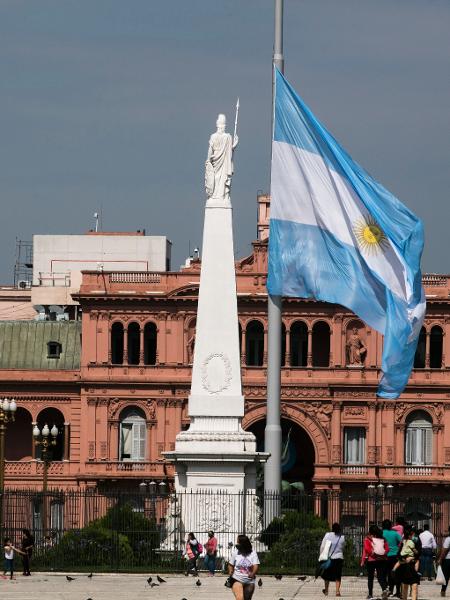 25 nov. 2021 - Bandeira da Argentina hasteada na Praça de Maio, em frente à Casa Rosada, em Buenos Aires - Ricardo Ceppi/Getty Images