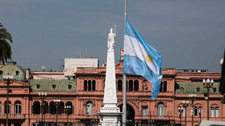 Bandeira da Argentina hasteada na Praça de Maio, em frente à Casa Rosada, em Buenos Aires - Ricardo Ceppi/Getty Images