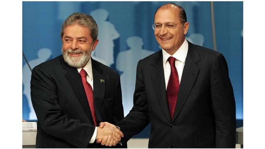 Lula e Alckmin se cumprimentam em debate presidencial de 2006. O petista conseguiu, então, se reeleger. O confronto foi duro, mas civilizado - Maurício Lima/AFP
