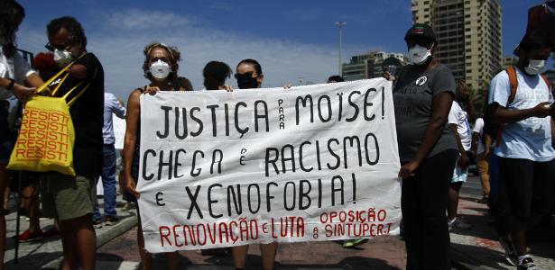 05.fev.22 - Manifestantes pedem, na Barra da Tijuca, justiça pelo assassinato do congolês Moïse Mugenyi Kabagambe