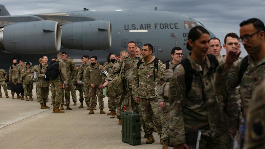 Soldados americanos partem para a Europa de aeroporto na Carolina da Norte, nos EUA - Allison Joyce / AFP