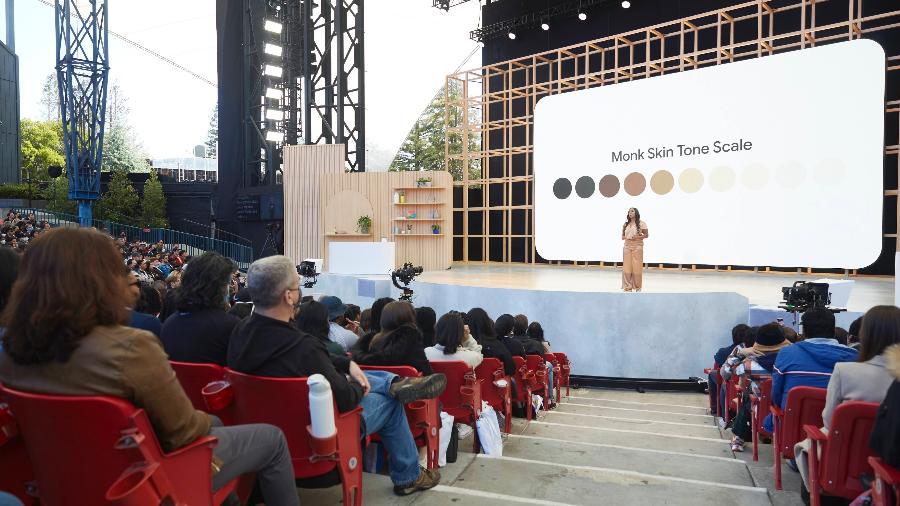 Annie Jean-Baptiste, chefe de inclusão em produtos do Google, apresenta escala de tons de pele durante Google I/O 2022 - Jana Asenbrennerova/Divulgação