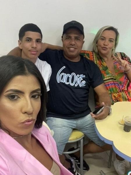 Cíntia (ao fundo) posa com Fernanda, Bruno e o marido  - Reprodução/ TikTok