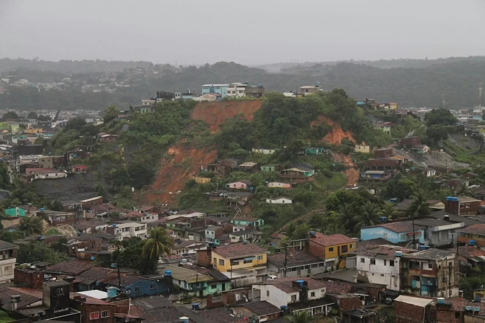 Pelo menos seis pessoas morreram em deslizamento na cidade de Camaragibe - PEDRO DE PAULA/Estadão Conteúdo