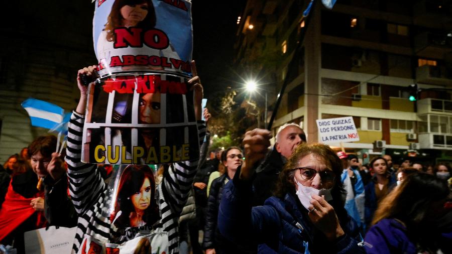 Pessoas protestam contra a vice-presidente Cristina Kirchner após promotor pedir condenação a 12 anos de prisão contra ela - REUTERS/Magali Druscovich