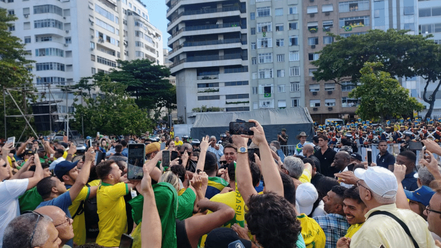 Bolsonaro é cercado por apoiadores na chegada à manifestação em Copacabana, no Rio - Igor Mello/UOL