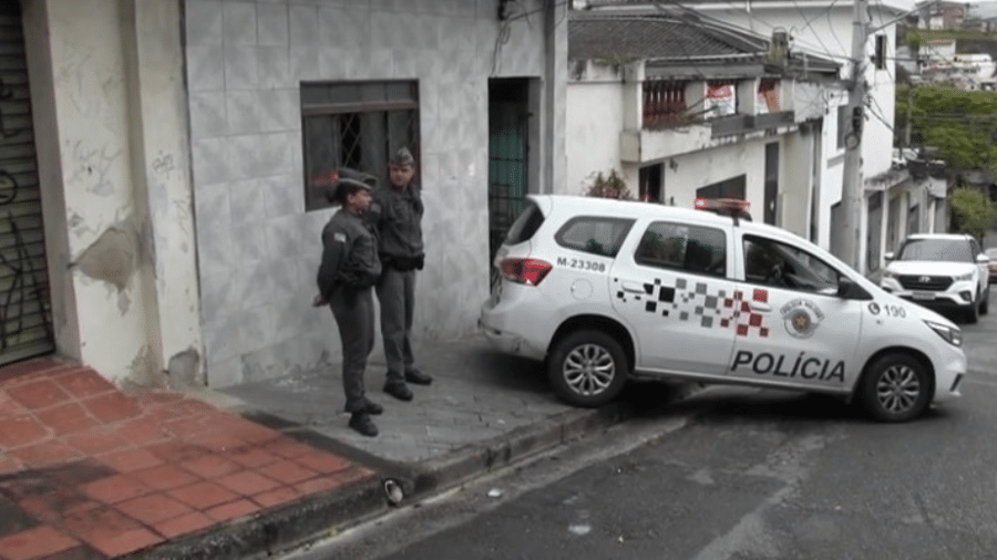 Casa foi alvo de assaltantes dias depois de suspeitos levarem carro de mãe da família - Reprodução/Record TV