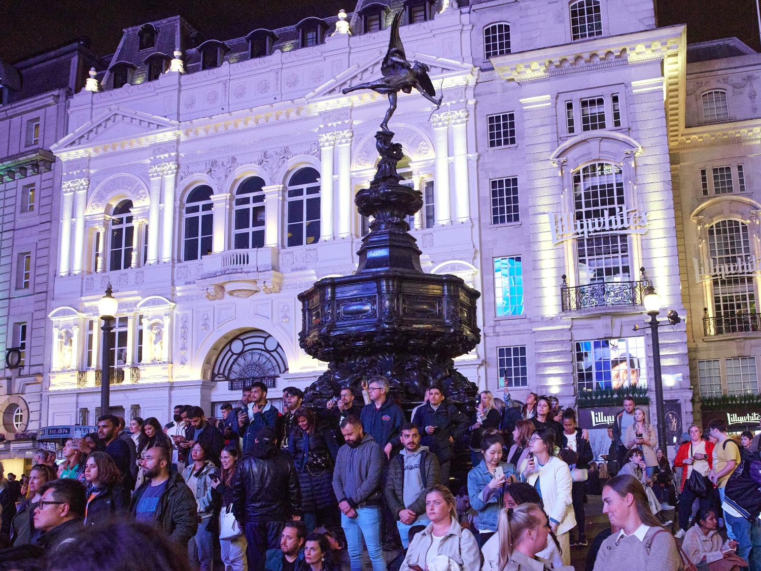Pessoas fazem um minuto de silêncio em homenagem à rainha Elizabeth 2ª em Londres - Alex McBride/Getty Images