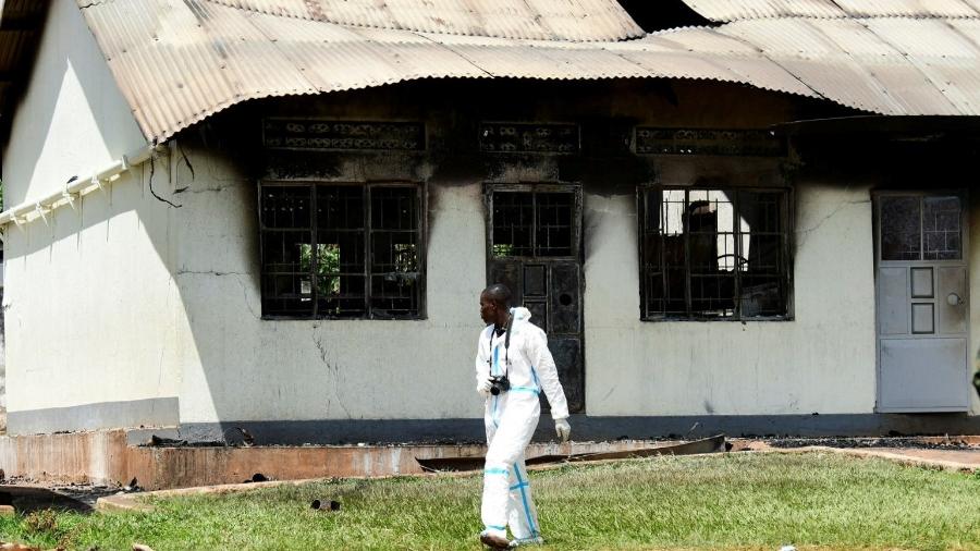 Perito forense anda do lado de fora de um dormitório incendiado na Escola Salaama para Cegos - REUTERS/Abubaker Lubowa