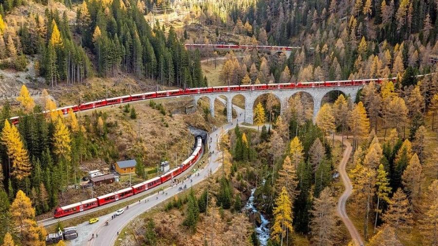Trem de passageiras da RhB bateu o recorde com 1.910 metros e 100 vagões, na Suíça - RhB/divulgação