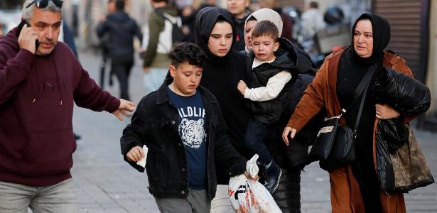 13.nov.22 - Pessoas reagem após explosão na movimentada rua pedestre Istiklal em Istambul, Turquia