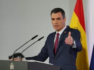 Premiê espanhol diz que pode renunciar após investigação contra esposa