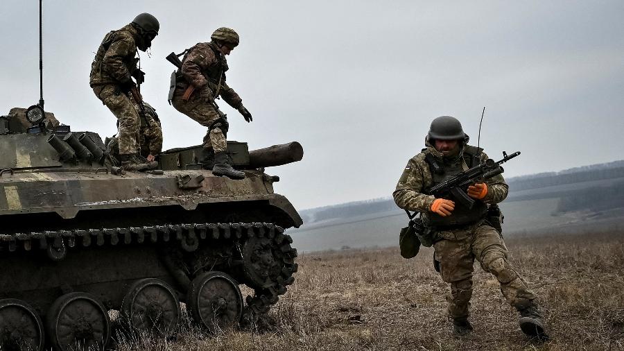 23.jan.23 - Membros do serviço ucraniano participam de exercícios ofensivos e de assalto, em meio ao ataque da Rússia à Ucrânia, na região de Zaporizhzhia, Ucrânia - STRINGER/REUTERS