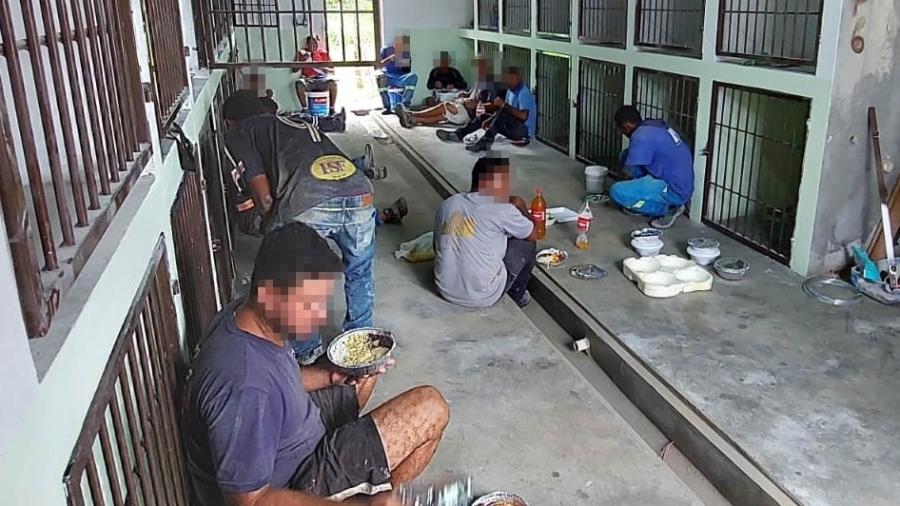 Almoço em um canil: trabalhadores de obra da Prefeitura de Joinville (SC) foram flagrados em condições ruins de trabalho  - 2.03.2023 - Reprodução/Sinsej