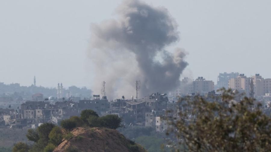Fumaça acima da Faixa de Gaza vista do lado de Israel da fronteira