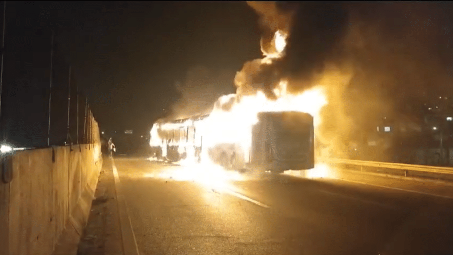 Ônibus é incendiado em protesto na zona norte de SP