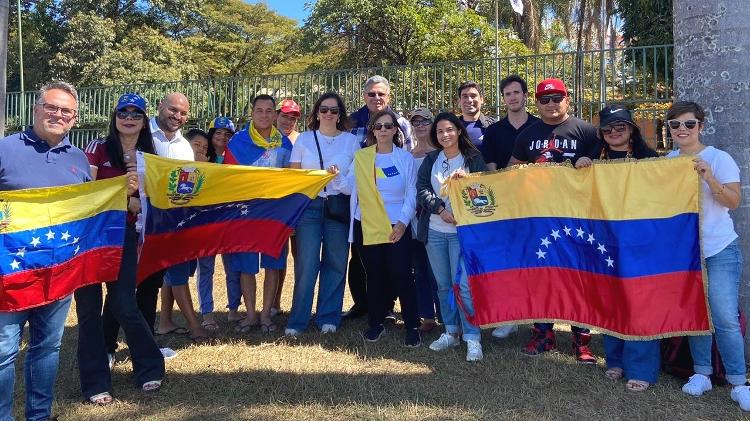 Venezuelanos em frente à embaixada de seu país em Brasília