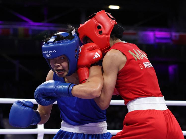 Widad Bertal, do Marrocos, em ação contra a tailandesa Jutamas Jitpong, na preliminar da categoria 54kg, vencida pela marroquina