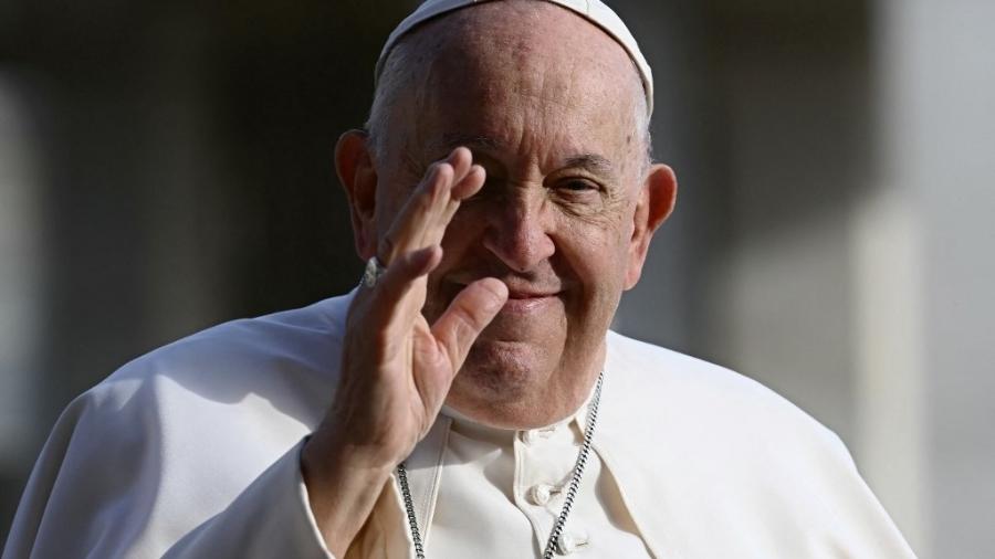 Papa Francisco chega para a audiência geral semanal em 18 de setembro de 2024 na Praça de São Pedro, no Vaticano - FILIPPO MONTEFORTE/AFP