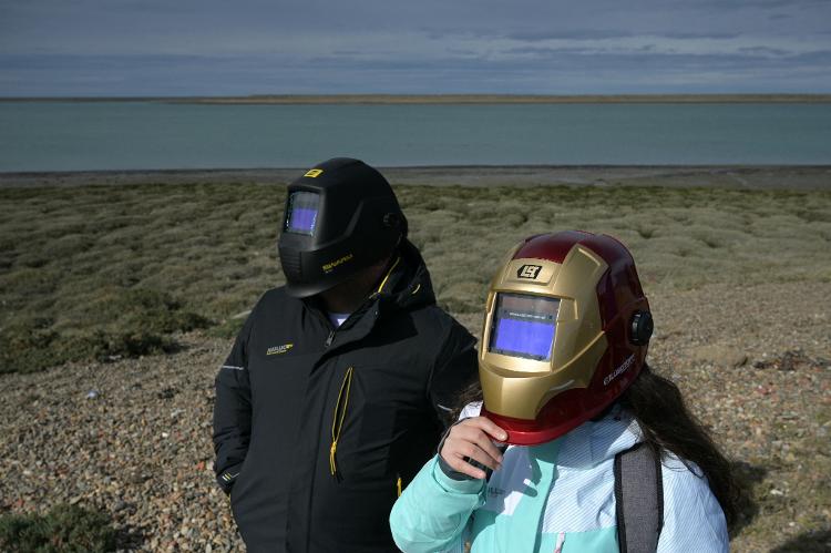 Pessoas usam uma máscara protetora para assistir ao eclipse em Puerto San Julian, na Argentina