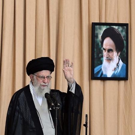 O líder supremo iraniano Ali Khamenei faz sermão para a cerimônia de oração de sexta-feira em Teerã em 4 de outubro de 2024