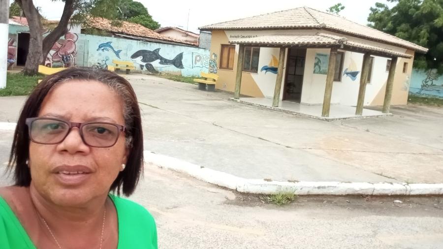 Maria da Luz Santos e sua associação ao fundo, no bairro Mosqueiro, em Aracaju