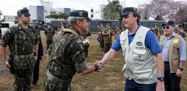 Bolsonaro e o general Mario Fernandes em quartel do Exército em Goiânia