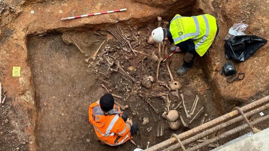 Escavações na Catedral de Leicester revelaram corpos de 123 pessoas