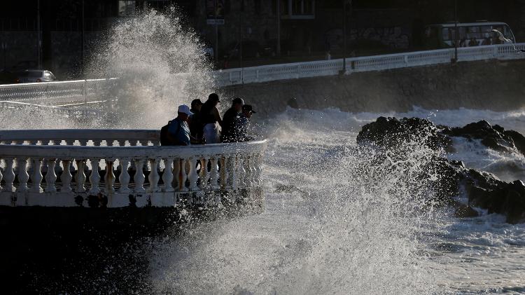 Ondas fortes atingem costa sul-americana de Peru, Chile e Equador