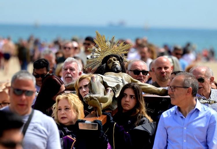 Penitentes da irmandade Cristo Salvador e Protetor carregam cruz durante procissão da Semana Santa em Valência, na Espanha Penitentes da irmandade Cristo Salvador e Protetor carregam cruz durante procissão da Semana Santa em Valência, na Espanha