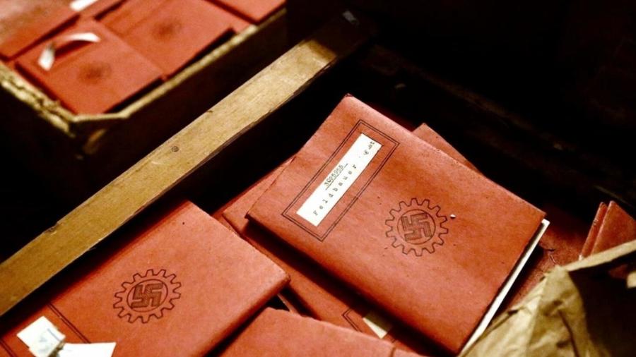 Cadernetas de filiação a organizações nazistas estão entre o material encontrado nas caixas - Argentina Supreme Court/AP/picture alliance