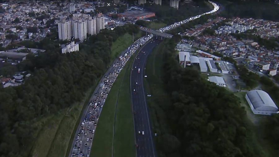 Trânsito na marginal devido a reabertura de cratera Trânsito na marginal devido a reabertura de cratera