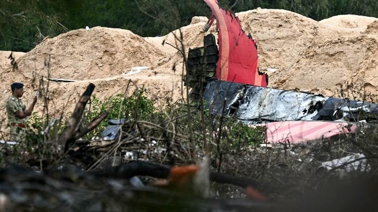 13.jun.2025 - Policial é visto próximo a destroços do Boeing 787-8 Dreamliner da Air India que caiu ontem 13.jun.2025 - Policial é visto próximo a destroços do Boeing 787-8 Dreamliner da Air India que caiu ontem