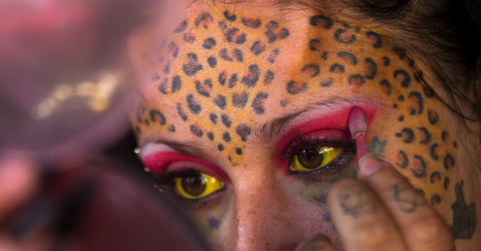28.set.2015 - A artista Andrea Aguilar, conhecida como mulher leopardo, se produz na Convenção de Tattoo em Quito, no Equador