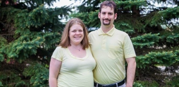 Por ter um tumor no cérebro, Jessica Mann (na foto, ao lado do marido) deveria fazer a operação no momento do parto para evitar engravidar novamente - ACLU/Divulgação